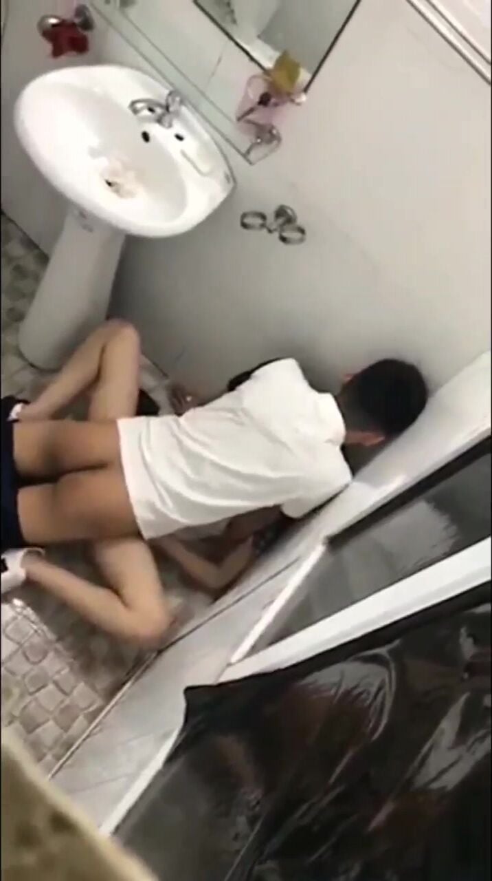 Quay lén đi wc phát hiện 2 em học sinh cấp 3 địt nhau trong nhà vệ sinh trường học